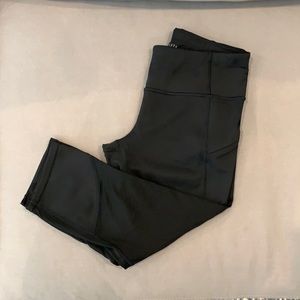 Athleta- Cropped Work Out Leggings     Size S. Superb Condition.